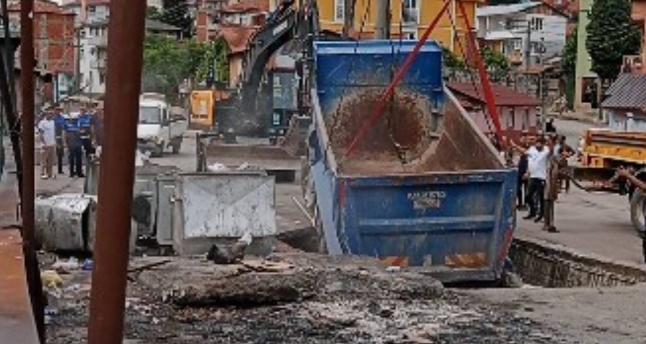 Beton zemin çöktü, hafriyat kamyonu içine düştü