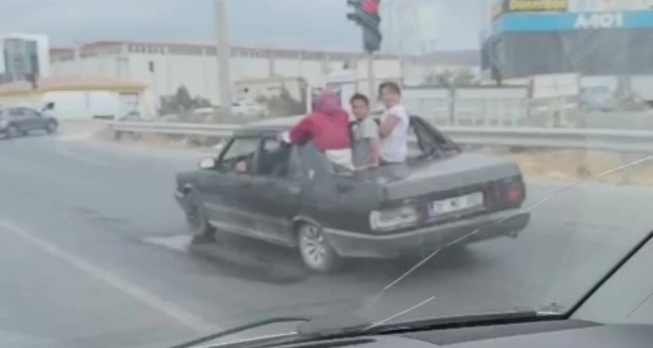 Çocukların, arka camı olmayan TOFAŞ’tan dışarı çıkarak yaptıkları ölümüne yolculuk kamerada