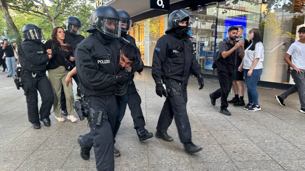 Alman polisinden Filistin'e destek eylemi yapanlara sert müdahale