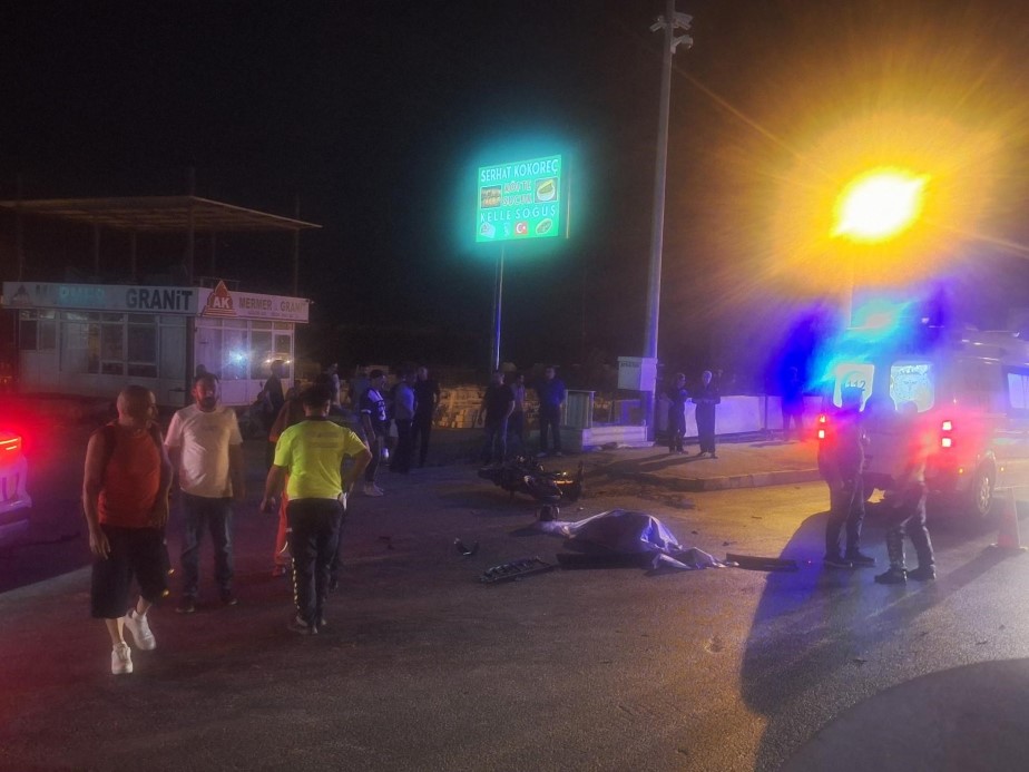 Otomobille çarpışan motosikletin genç sürücüsü hayatını kaybetti