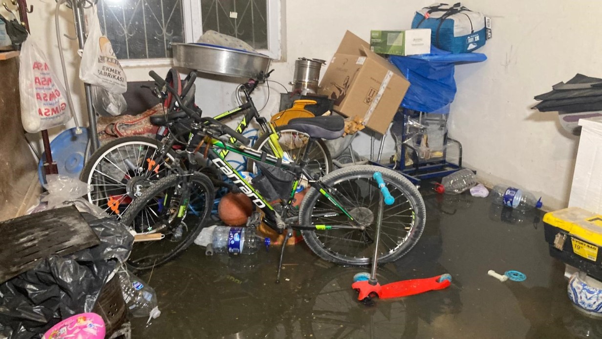 Ankara’da sağanak yağış etkili oldu... Yollar göle döndü, evleri su bastı
