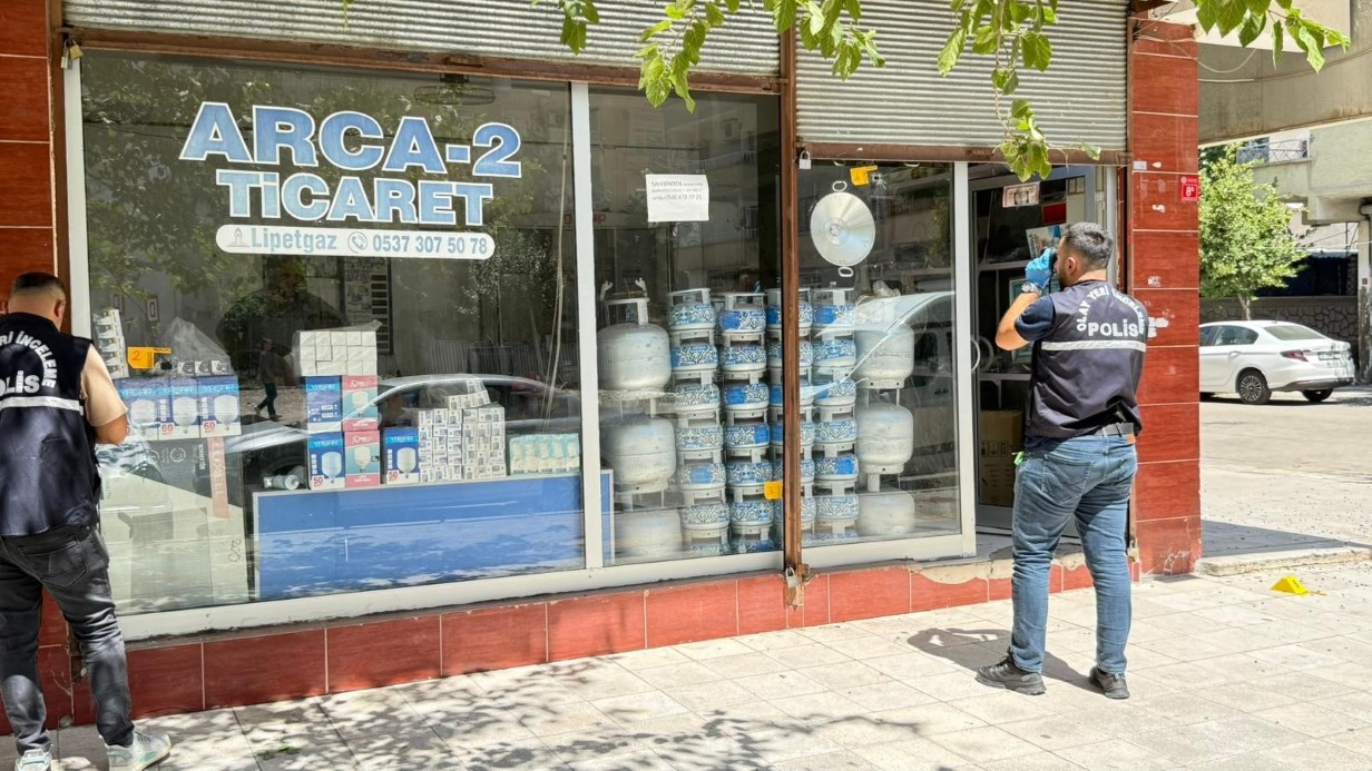 Silahlı kavgada facianın eşiğinden dönüldü: Kurşunlar tüp dolu dükkana isabet etti