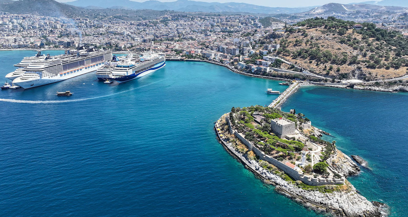 Kuşadası’na 5 kruvaziyer 10 bin 916 turist getirdi