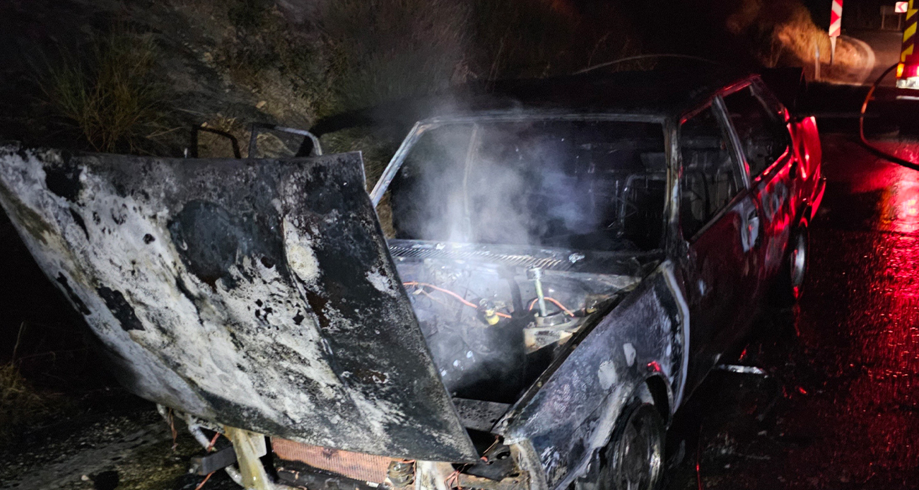 Seyir halindeki Fiat Tofaş otomobil alev alev yandı