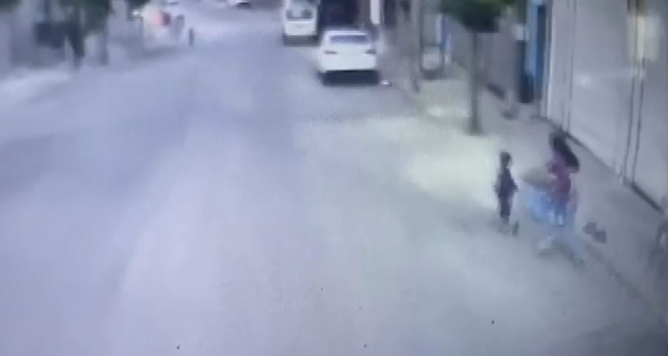 Otobüsün altında kalan 3 yaşındaki çocuk hayatını kaybetti