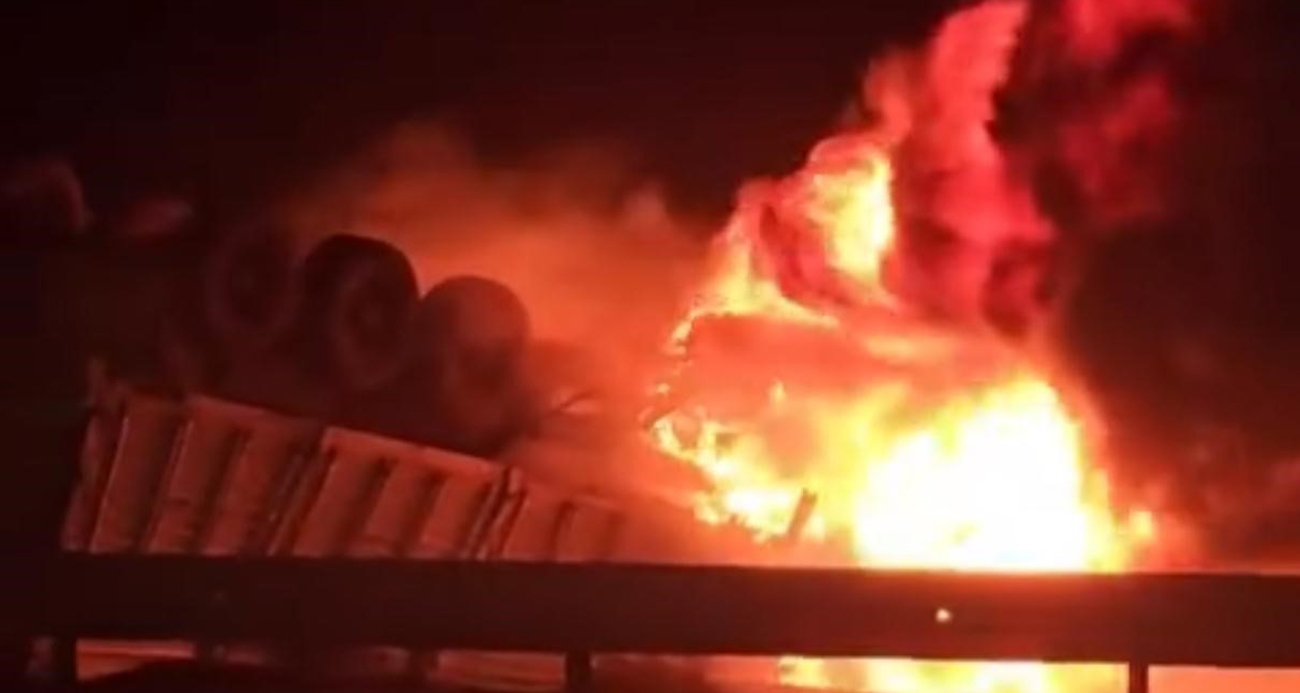 Tır sürücüsü, aracında yanarak hayatını kaybetti