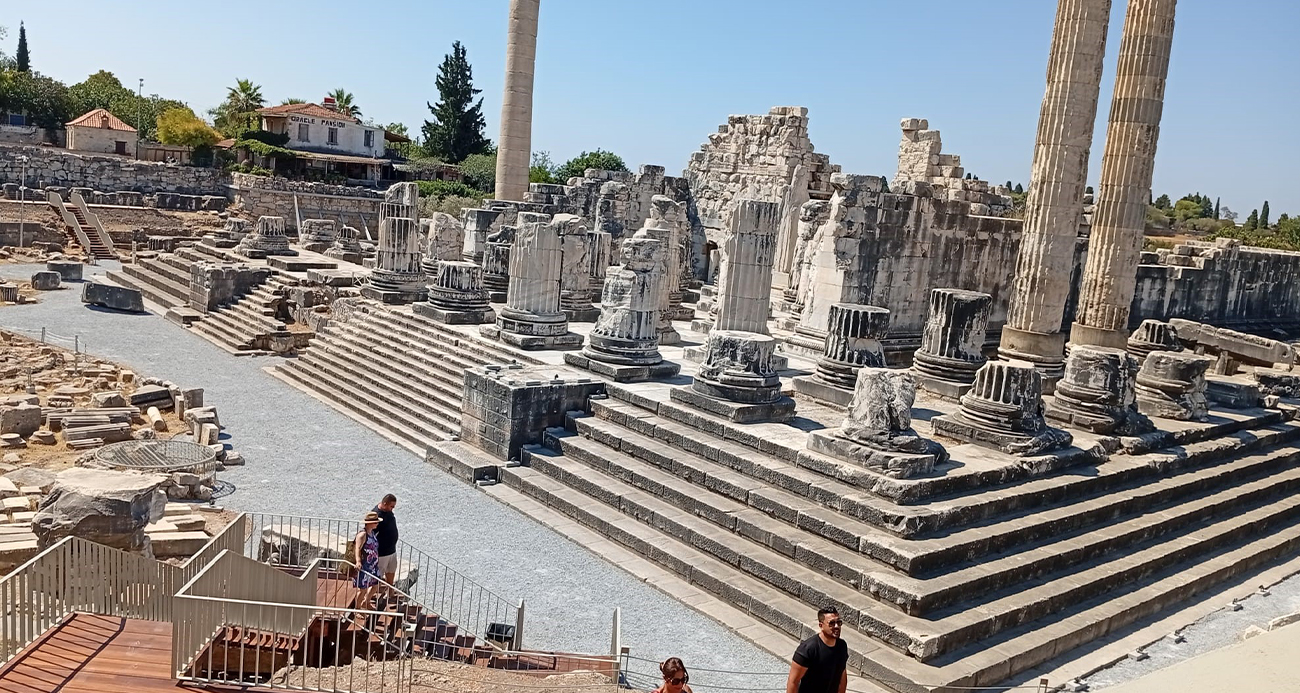 Dünyanın ilk kehanet merkezi Apollon Tapınağı, ziyarete açıldı