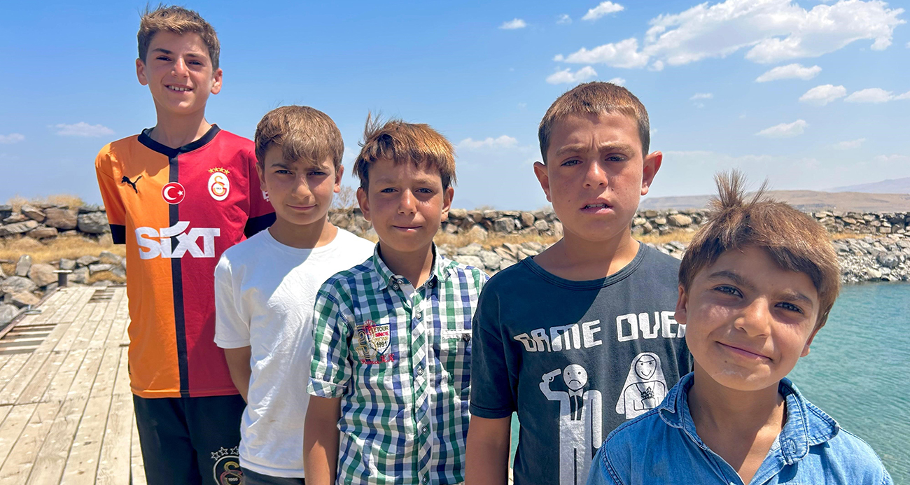 Sodalı Van Gölü çocukların saçlarını sarıya boyuyor