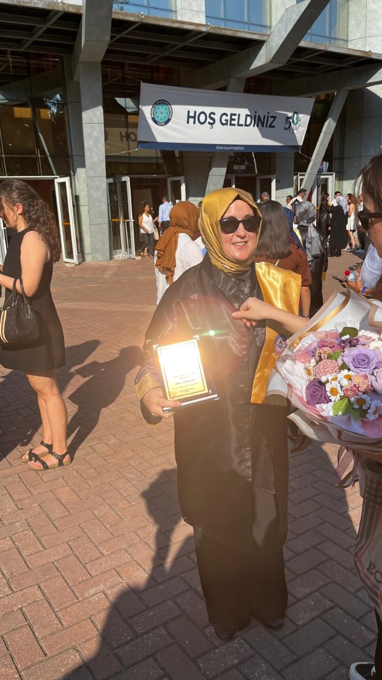 50 yaşındaki 5 çocuklu anne, üniversitede bölüm birincisi oldu