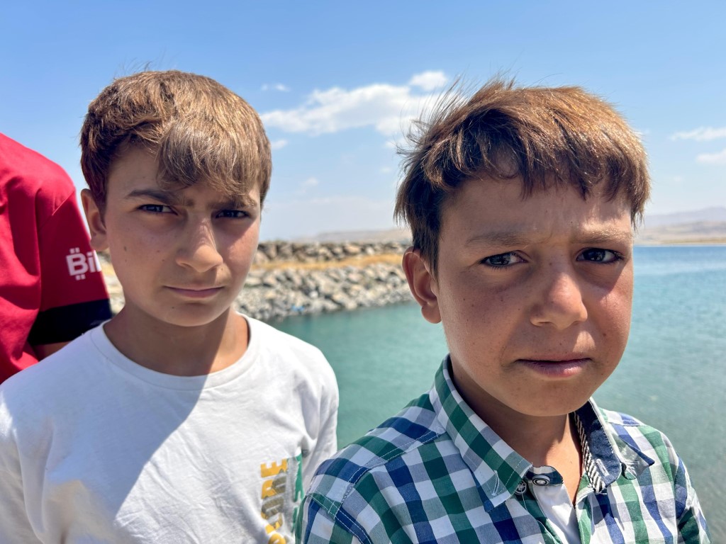 Sodalı Van Gölü çocukların saçlarını sarıya boyuyor