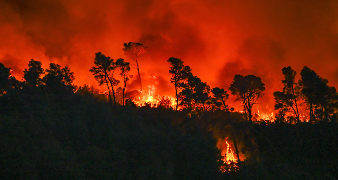 Fransa'da 1949'dan bu yana çıkan en büyük ormanıyla mücadele sürüyor