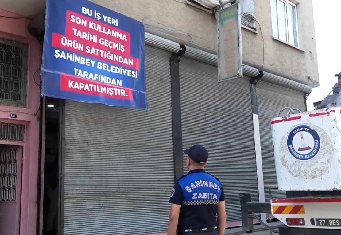 Zabıtaya saldıran esnaf tutuklandı, iş yerinde 418 kilogram tarihi geçmiş ürün tespit edildi