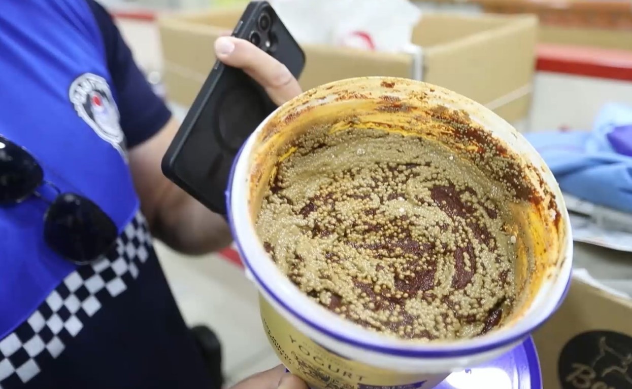 Zabıtaya saldıran esnaf tutuklandı, iş yerinde 418 kilogram tarihi geçmiş ürün tespit edildi