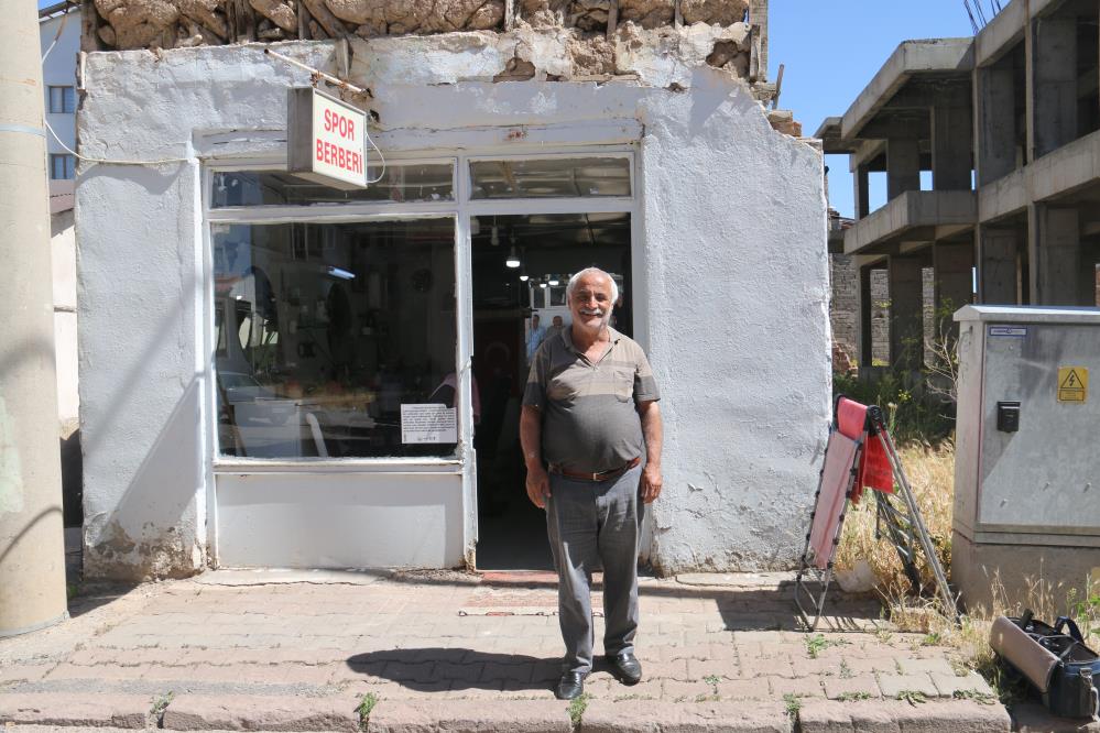 Sivas’ın en yaşlı berberi, 35 yıldır kerpiç dükkanda berberlik yapıyor