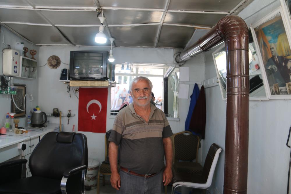 Sivas’ın en yaşlı berberi, 35 yıldır kerpiç dükkanda berberlik yapıyor