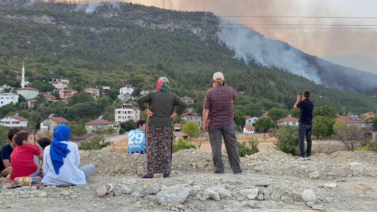 Karabük’teki orman yangınına müdahale sürüyor: 80 haneli köy tahliye edildi