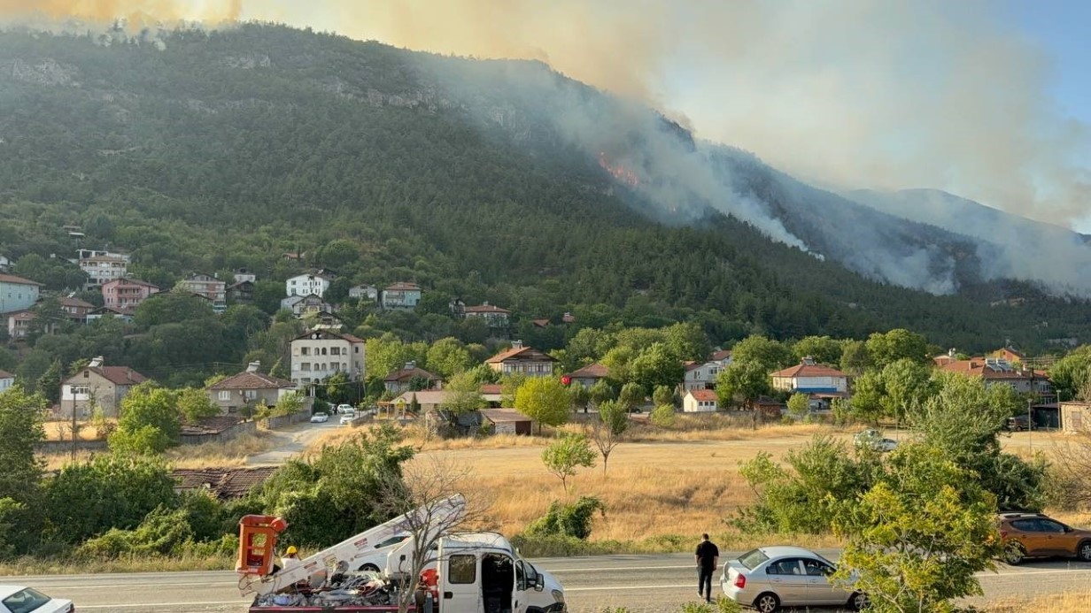 Karabük’teki orman yangınına müdahale sürüyor: 80 haneli köy tahliye edildi