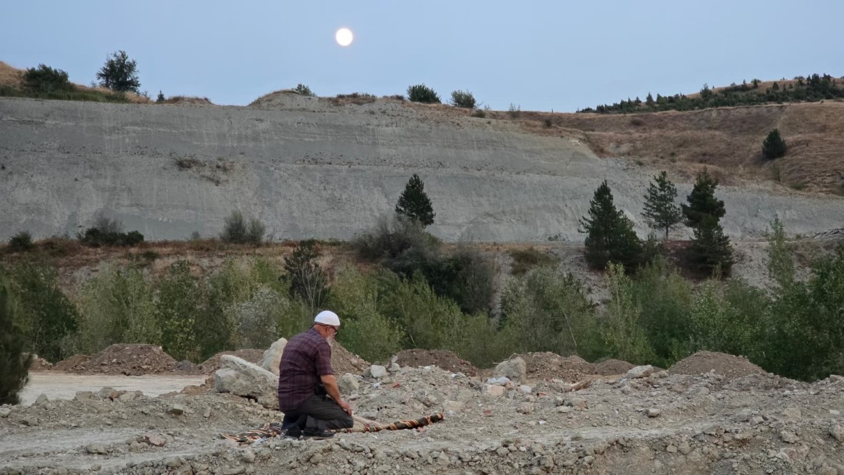 Yangında evini terk edip karşı tepede namazını kıldı