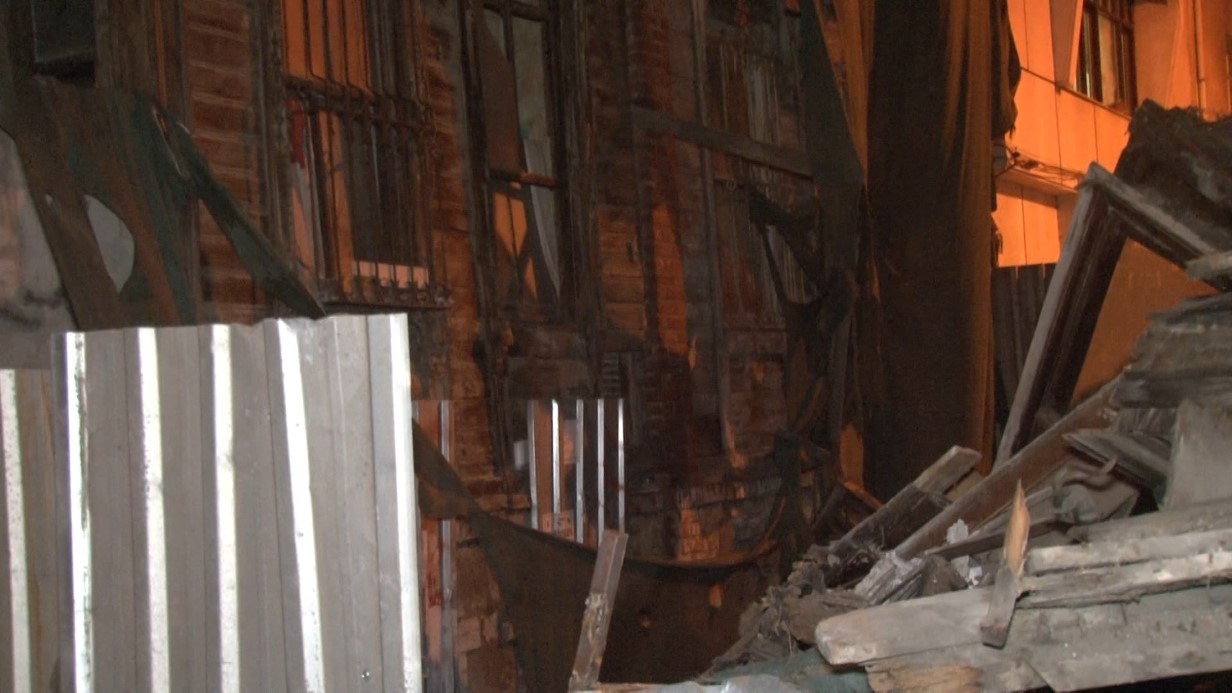 Bakırköy’de tarihi ahşap binada çökme meydana geldi