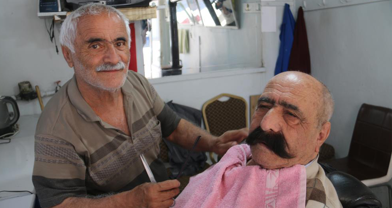 Sivas’ın en yaşlı berberi, 35 yıldır kerpiç dükkanda berberlik yapıyor