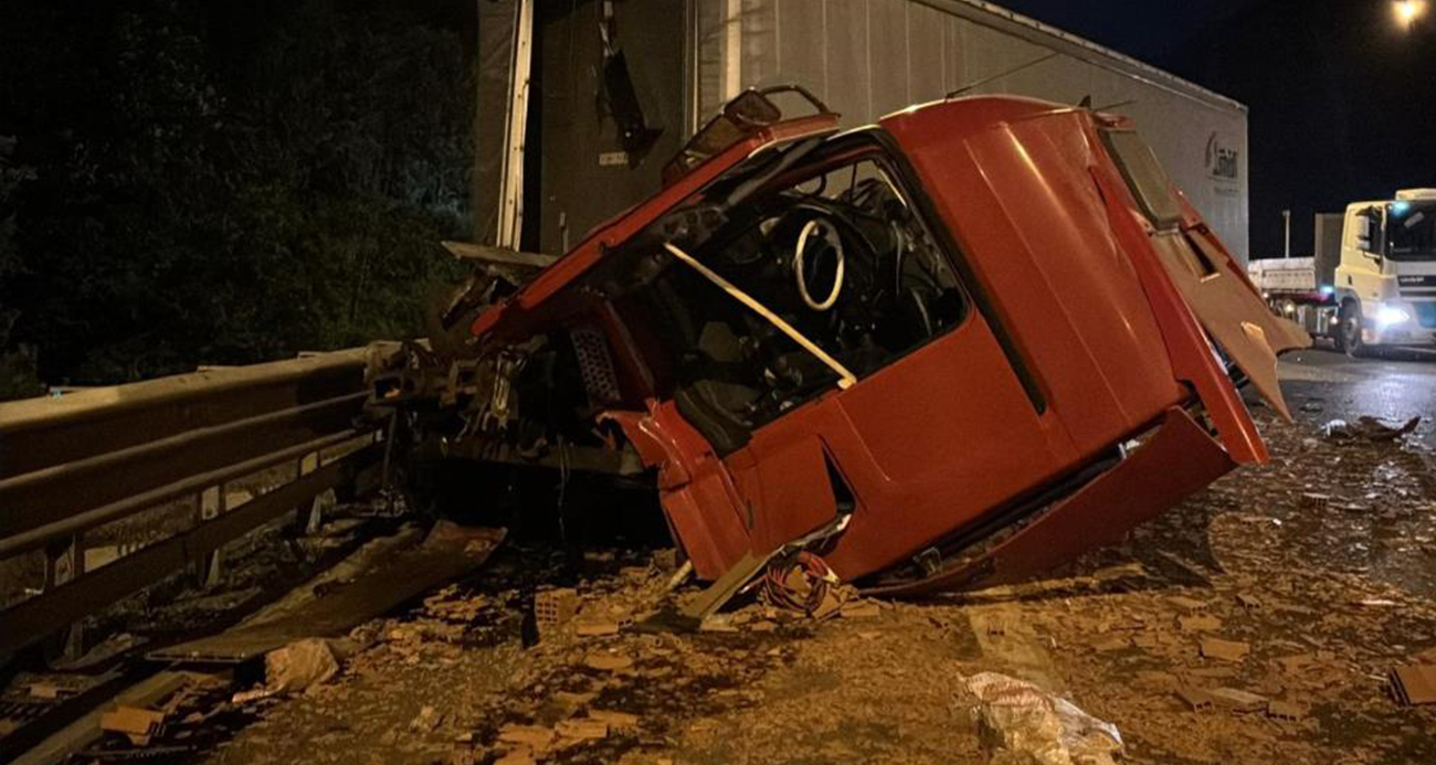 TEM’de tuğla yüklü tıra çarpan tır, hurdaya döndü: Sürücü yara almadan kurtuldu