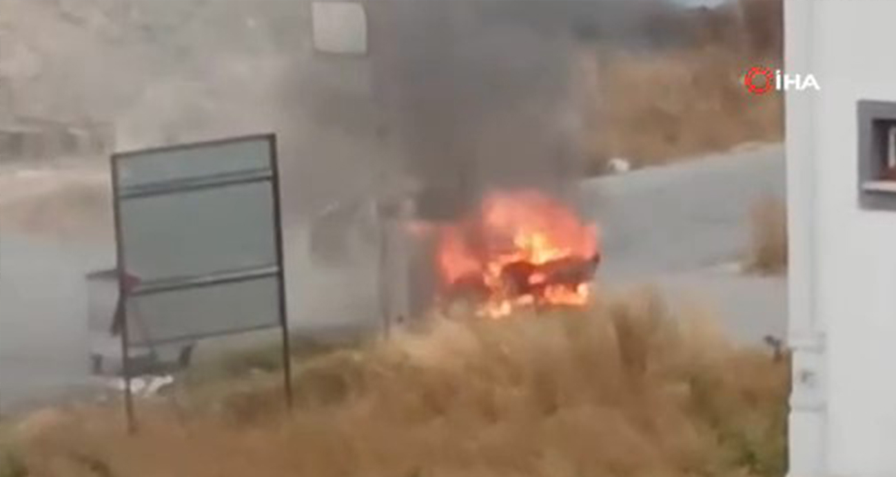 Seyir halindeki otomobil alev aldı: Son anda kurtuldular