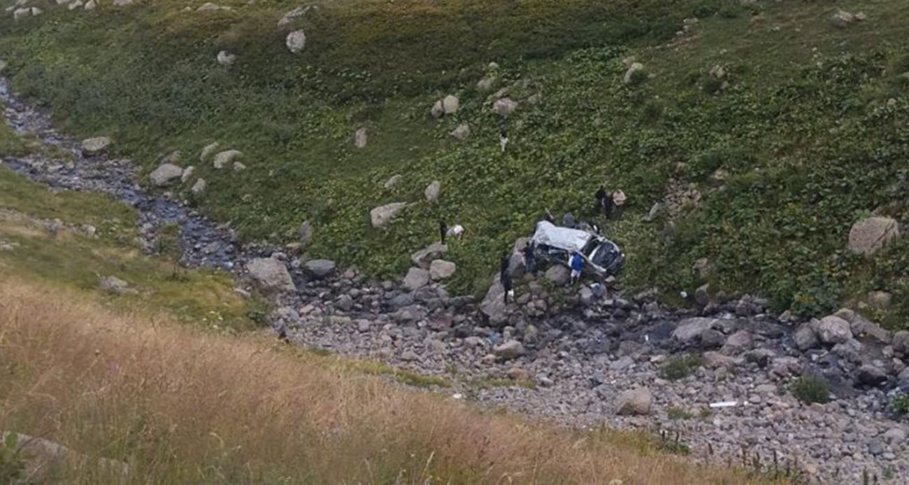 Arap turistleri taşıyan minibüs dere yatağına yuvarlandı: 2 ölü, 4 yaralı