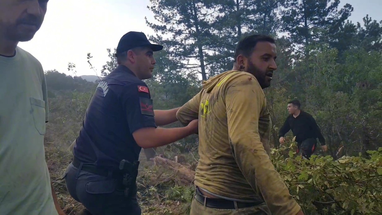 Alevlerin arasında kalmaktan kurtulan işçi, arkadaşlarını göremeyince büyük panik yaşadı