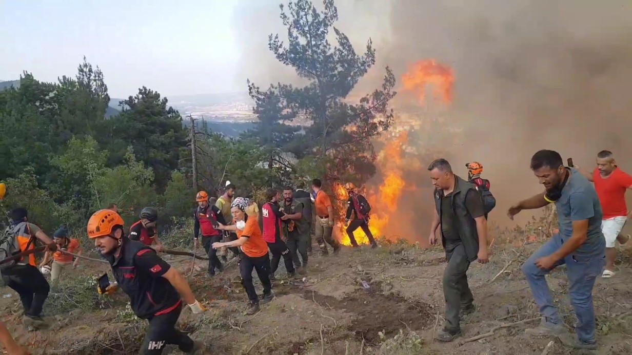 Alevlerin arasında kalmaktan kurtulan işçi, arkadaşlarını göremeyince büyük panik yaşadı
