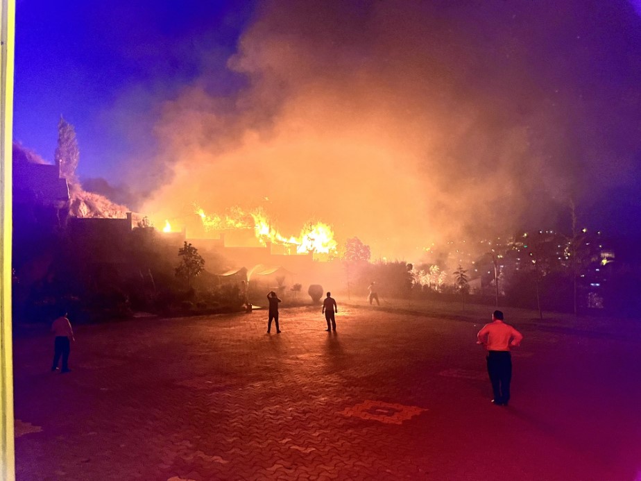 Tosya’da alevlere teslim olan 3 ev kullanılmaz hale geldi