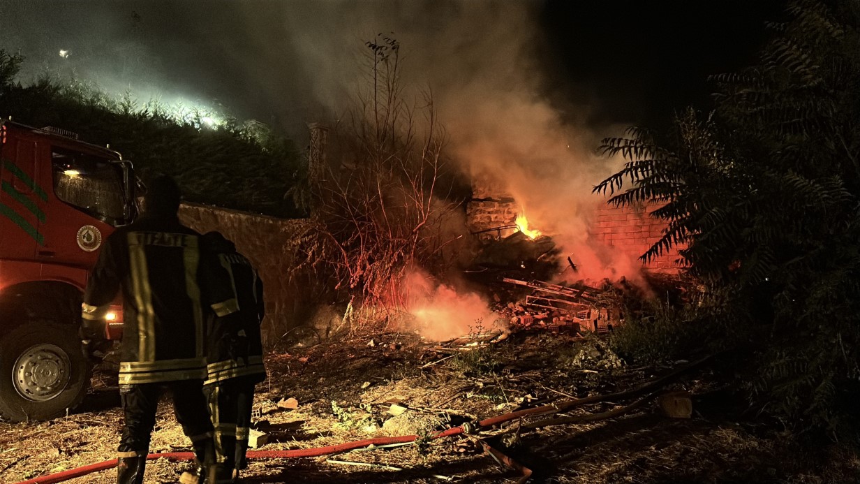 Tosya’da alevlere teslim olan 3 ev kullanılmaz hale geldi