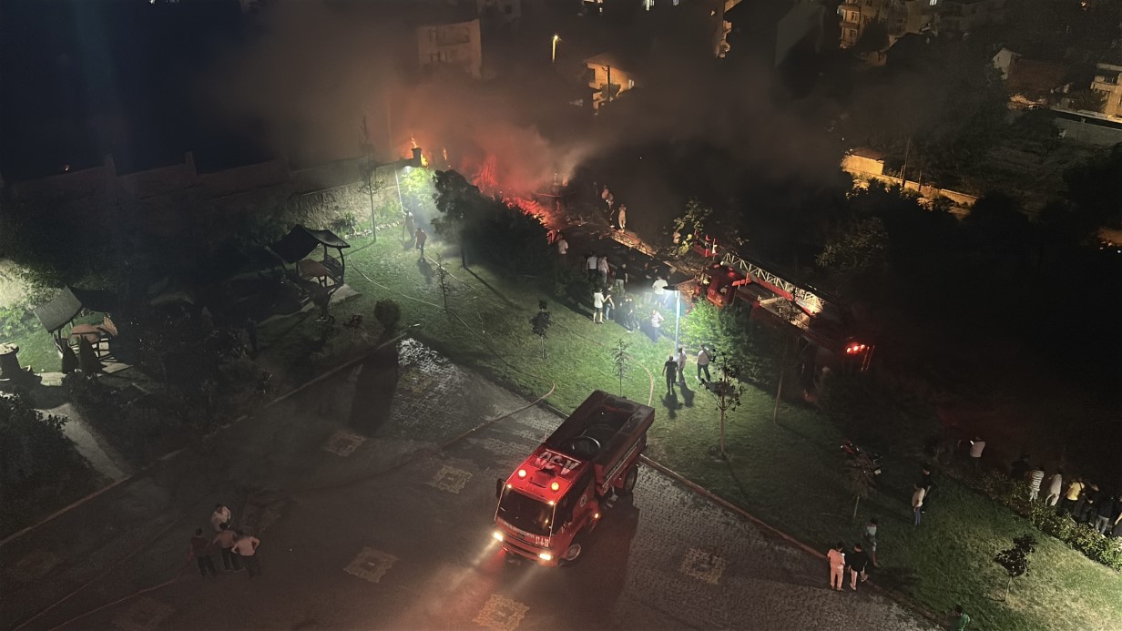 Tosya’da alevlere teslim olan 3 ev kullanılmaz hale geldi