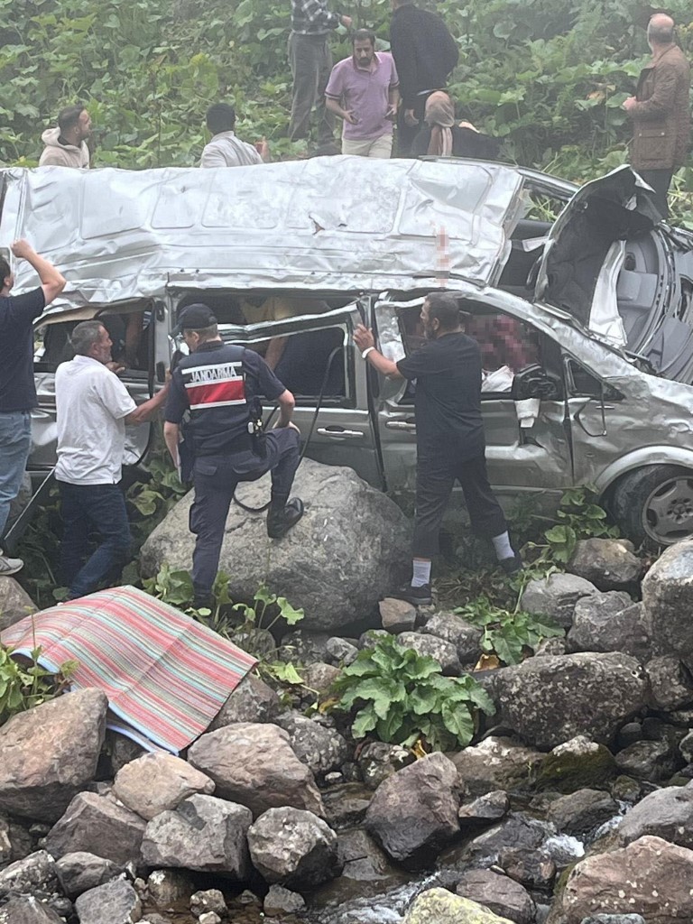 Demirkapı Yaylası’nda Arap turistleri taşıyan minibüs dere yatağına yuvarlandı: 2 ölü, 4 yaralı