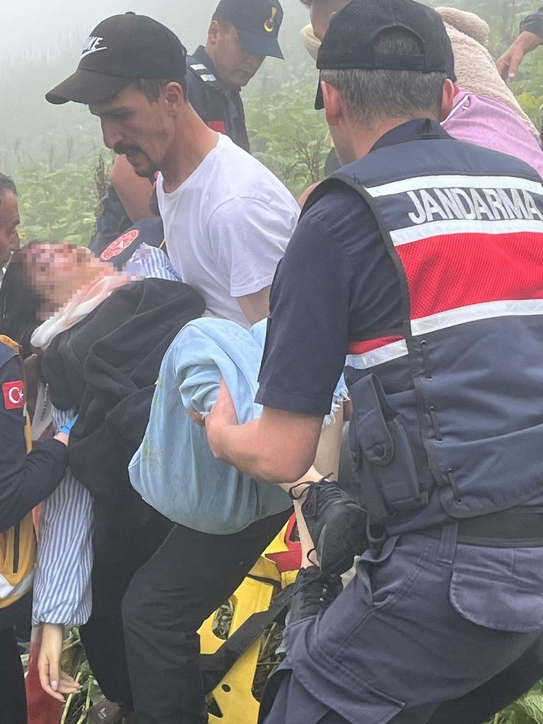 Demirkapı Yaylası’nda Arap turistleri taşıyan minibüs dere yatağına yuvarlandı: 2 ölü, 4 yaralı