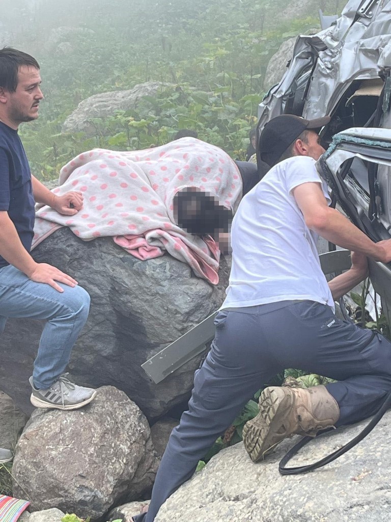 Demirkapı Yaylası’nda Arap turistleri taşıyan minibüs dere yatağına yuvarlandı: 2 ölü, 4 yaralı