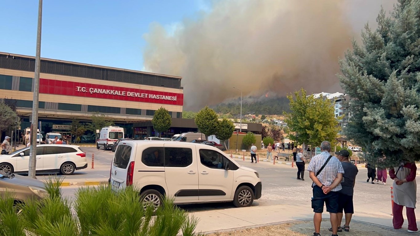 Çanakkale’de orman yangınına 8 uçak, 4 helikopter havadan müdahale ediyor