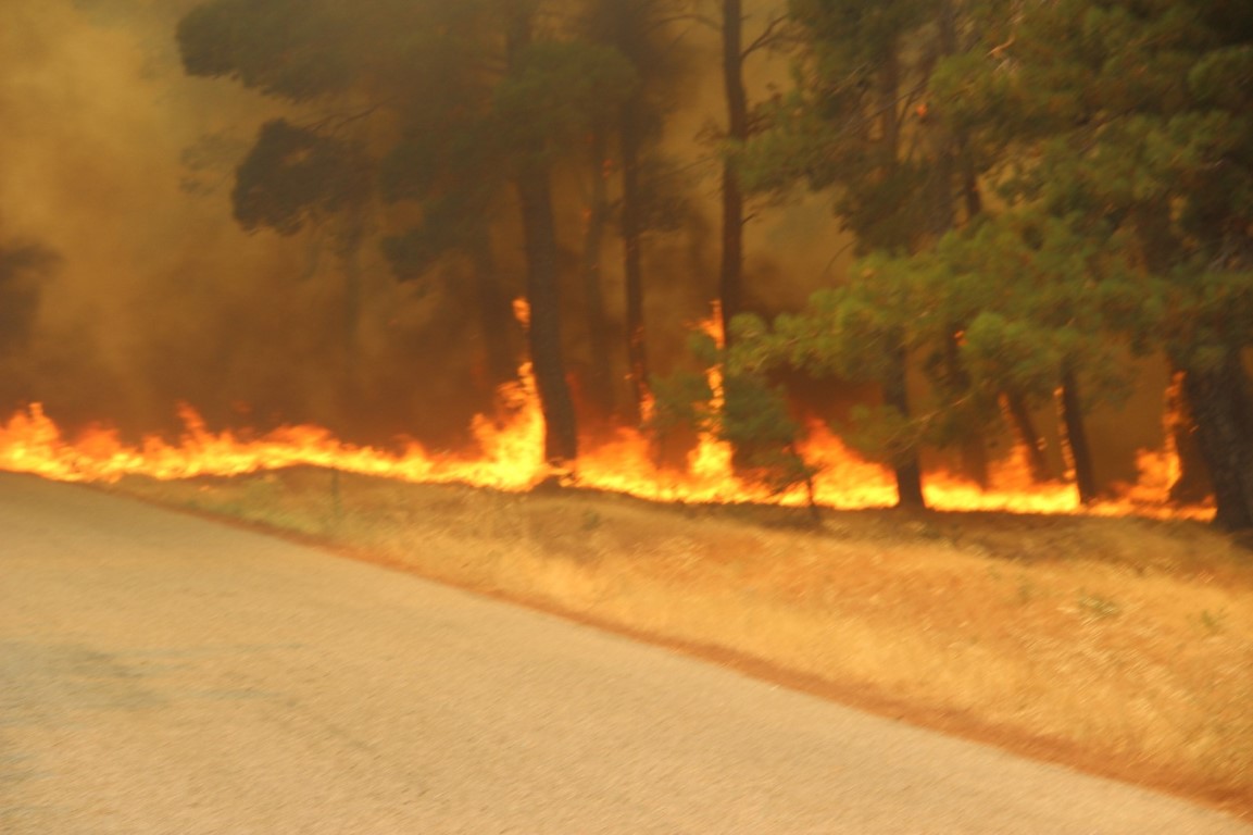 Çanakkale’de orman yangınına 8 uçak, 4 helikopterle havadan müdahale ediyor