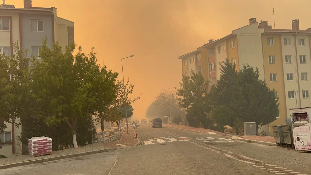 Çanakkale şehir merkezi dumanlara teslim oldu, sokaklar boşaltılıyor