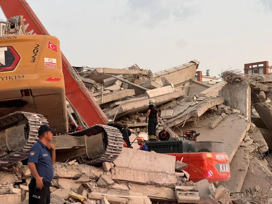 Kahramanmaraş'ta bina yıkımı sırasında iş makinesi operatörü göçük altında kalarak hayatını kaybetti