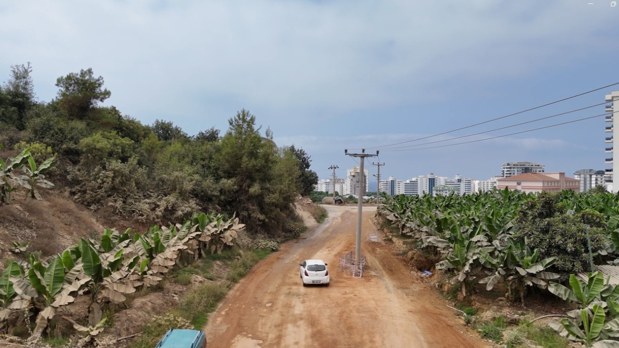 Alanya’da yol genişletildi, elektrik direği yolun ortasında kaldı