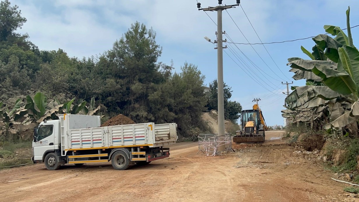 Alanya’da yol genişletildi, elektrik direği yolun ortasında kaldı