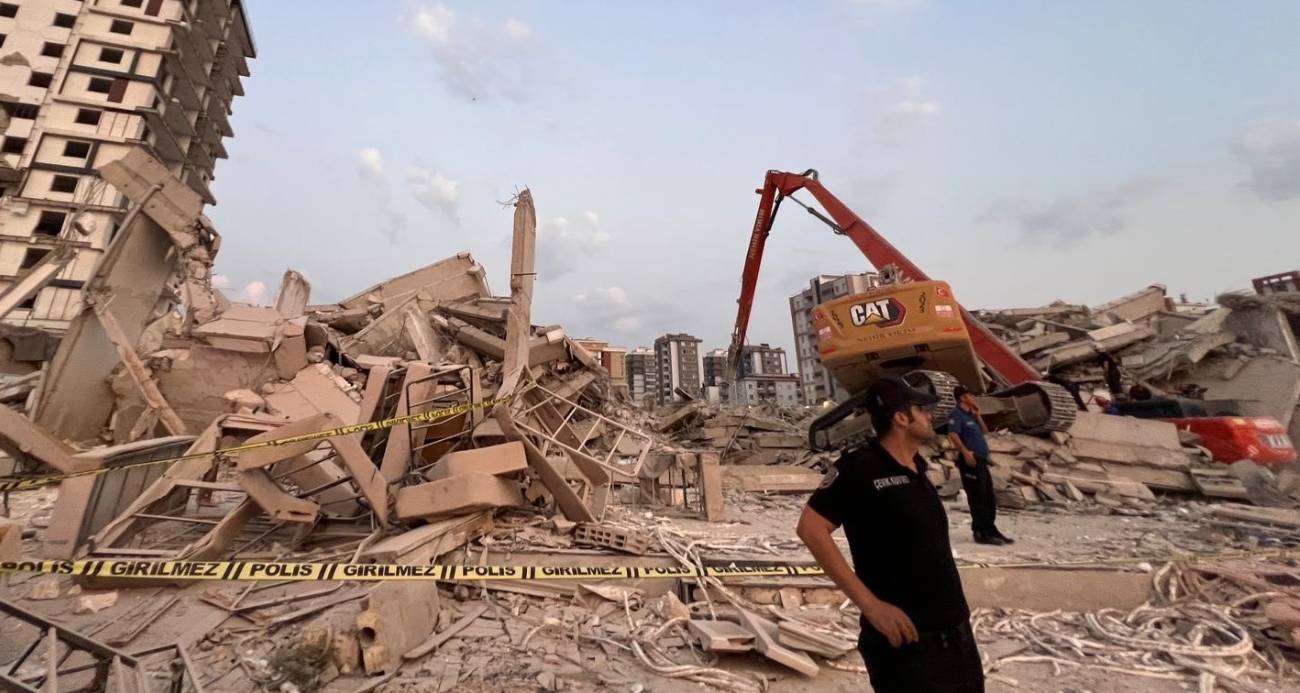 Kahramanmaraş'ta bina yıkımı sırasında iş makinesi operatörü göçük altında kalarak hayatını kaybetti