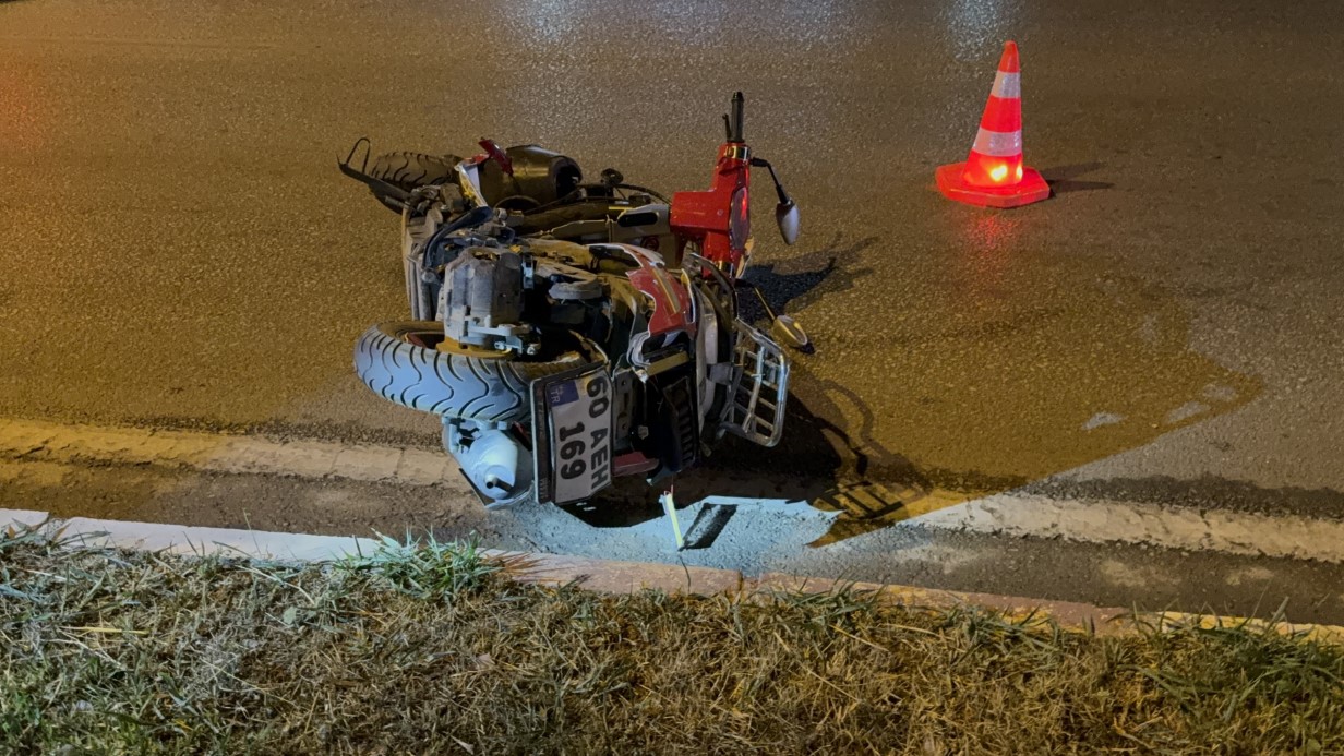 Tokat’ta lüks otomobil motosiklete çarptı: 2 ölü