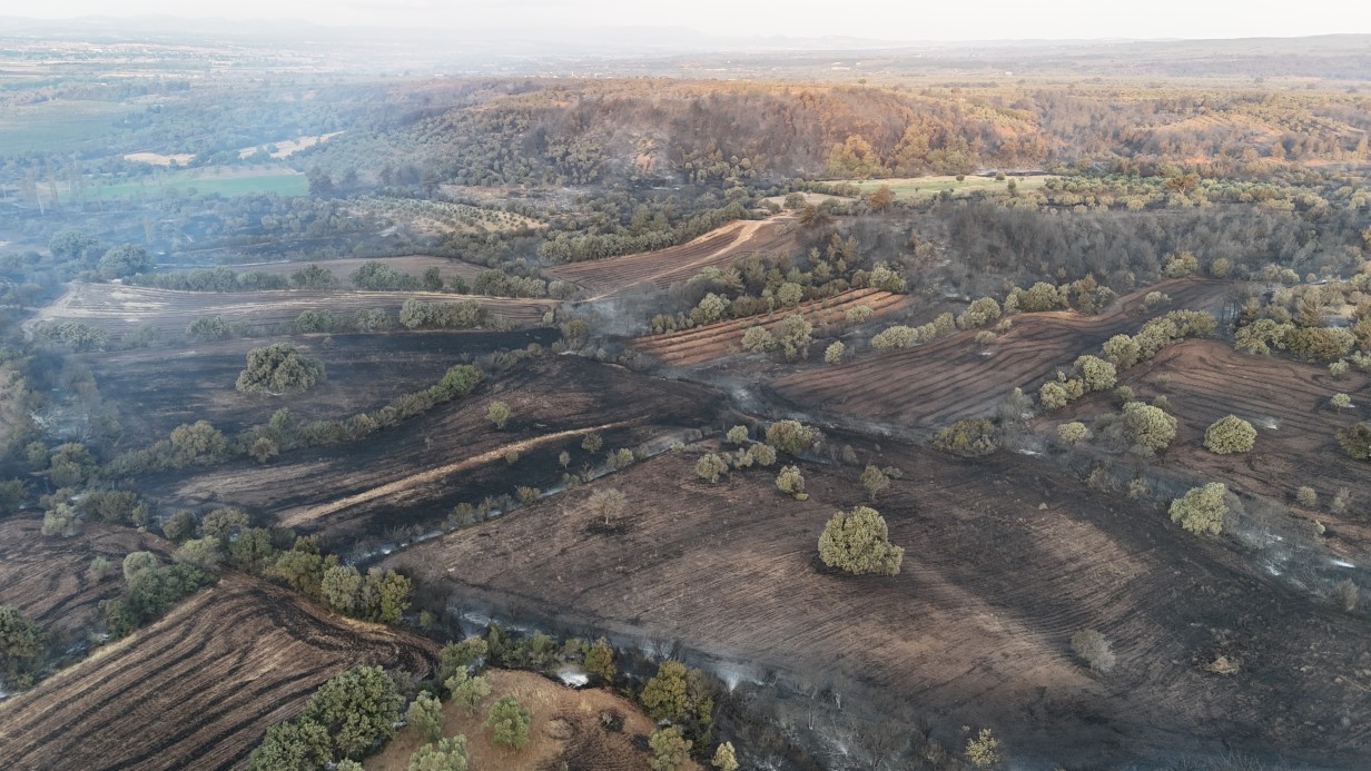Boşaltıldıktan sonra alevlere teslim olan köy böyle görüntülendi