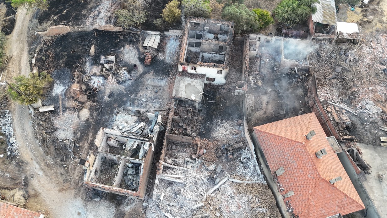 Boşaltıldıktan sonra alevlere teslim olan köy böyle görüntülendi