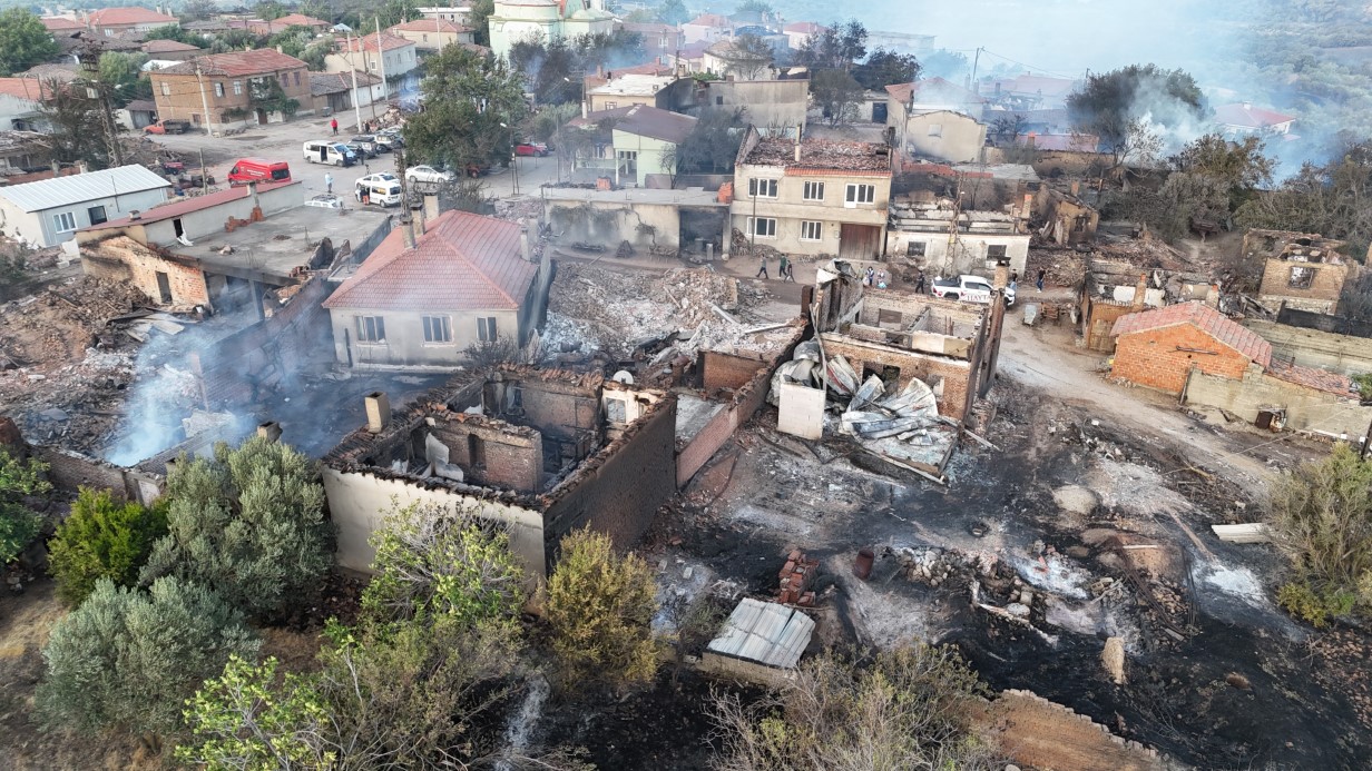 Boşaltıldıktan sonra alevlere teslim olan köy böyle görüntülendi