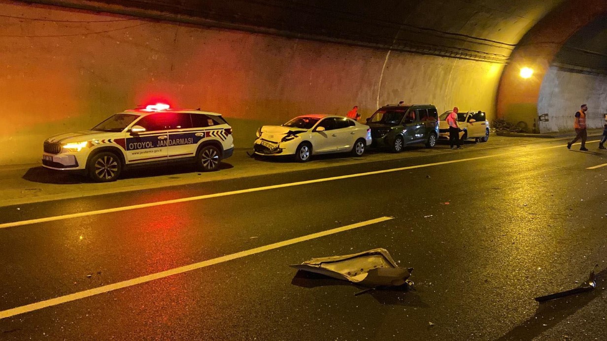 TEM Otoyolu’nda 7 araç kazaya karıştı: 5 yaralı