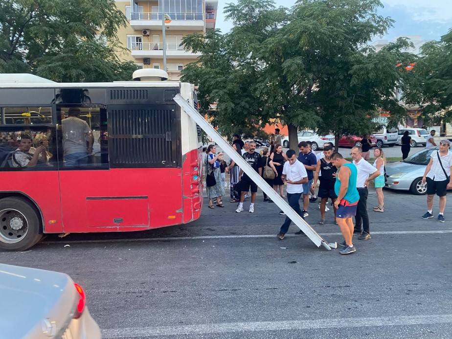 Antalya’da halk otobüsüne karavan tentesi saplandı