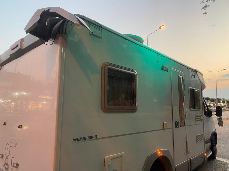 Antalya’da halk otobüsüne karavan tentesi saplandı