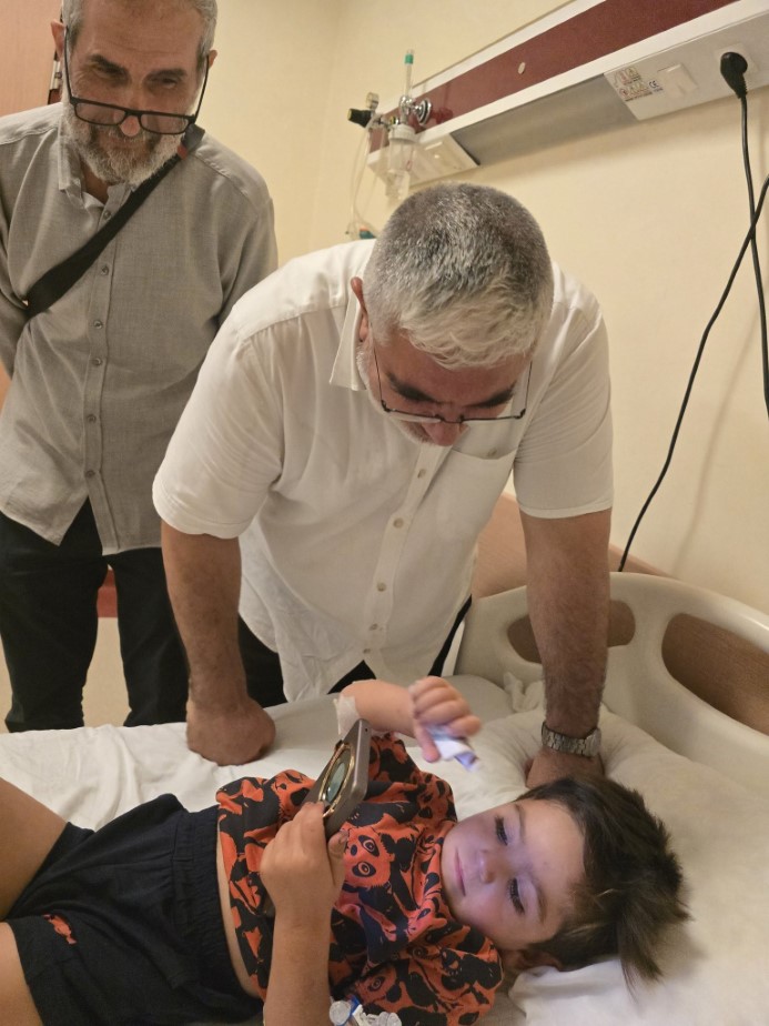 Suriye’de kuyuya düşen çocuk kurtarılarak tedavi için Şanlıurfa’ya getirildi